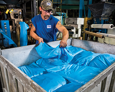 Big-Bag-Austrageeinheiten helfen bei der Handhabung von zu Gummikrümeln geschredderten Altreifen