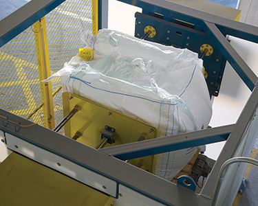 Chemische Pulver werden mit einem Big-Bag-Aufbereiter aufgelockert