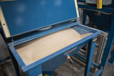 Automatische Und Staubfreie Förderung Von Feinguss-Sand Und-Mehl Aus Big Bags