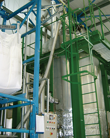 Schmierstoffhersteller verdreifacht Kapazität mit Schüttgut-Austrage- und -Fördersystem