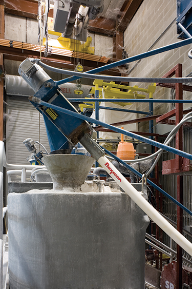 Pulverfördertechnik verbessert die Filtration in einer Entsalzungsanlage