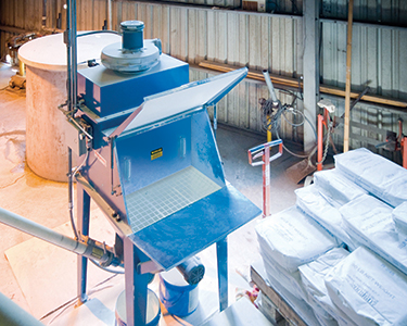 Sackaustragesystem hält Titandioxidstaub bei PVC-Mischverfahren zurück