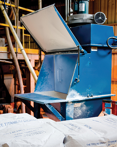 Sackaustragesystem hält Titandioxidstaub bei PVC-Mischverfahren zurück