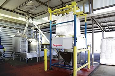 Weingut LangeTwins reduziert Arbeitsaufwand und Staub der Kieselgur-Filtration mit einem Flexicon Big-Bag-Chargenentleerer