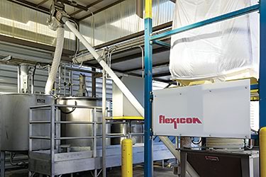 Weingut LangeTwins reduziert Arbeitsaufwand und Staub der Kieselgur-Filtration mit einem Flexicon Big-Bag-Chargenentleerer
