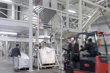 Abfüllanlage für Big-Bags beschleunigt die Verpackung in der Reismühle Kennedy
